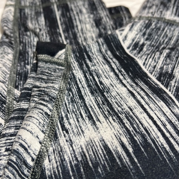 Lululemon capri leggings size 4 - Picture 5 of 7